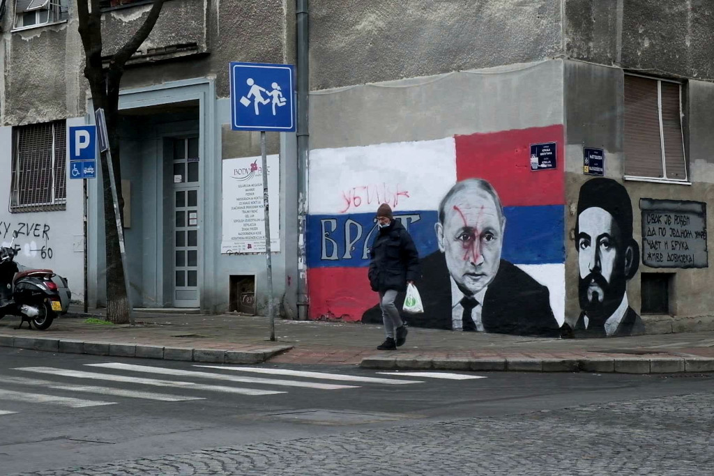 La Serbie, tiraillée entre l'UE et la Russie